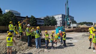 Ein großer Erdbohrer fazinierte vor allem die Jungs - im Hintergrund ein Bohrpfahlbohrgerät (Foto: Unser Würmtal)