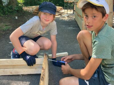 Die Kinder arbeiten selbstständig und lernen, mit Werkzeug umzugehen (Foto: KJR ML)