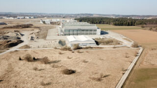 Blick von Süden: Rechts im Hintergrund von den bestehenden Gebäuden soll das neue Gewerbegebiet entstehen. (Foto: Unser Würmtal)