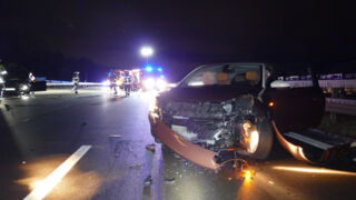 Deformiertes Unfallfahrzeug (Foto: Feuerwehr Gräfelfing)