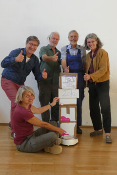 Stolze 20 Kilo Althandys kamen zusammen. Die Protagonisten der Aktion freuten sich. (Foto: Ulrike Seiffert / Unser Würmtal)