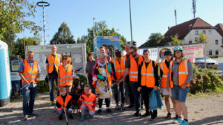 Start der Aktion in Neuried mit Bürgermeister Harald Zipfel (l.) und der Initiatorin der CleanUp-Aktion Dorit Zimmermann (3.v.l.). (Foto: Unser Würmtal / Ulrike Seiffert)