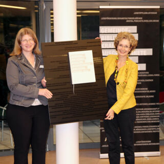 Die Übergabe des Zertifikats an Bibliotheksleiterin Diana Widmann (l.) erfolgte durch Cornelia Vorhof von der Hochschule der Medien Stuttgart