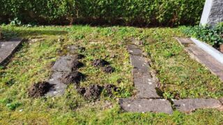 Stolperfallen auf dem Pentenrieder Friedhof (Foto: Seniorenbeirat)