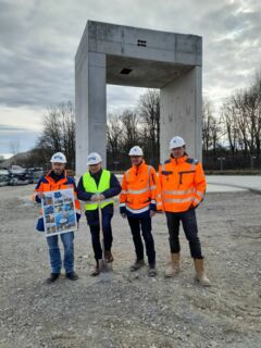 v.l. Dr. Dimitri Steinke, Hermann Nafziger, Michael Brucker, Robert Bauer vor dem Musterbetonbogen (Foto: Unser Würmtal)