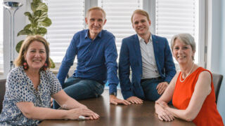 Das Team der Pflegemanufaktur24: Von links nach rechts: Ayse Weichel (Kundenbetreuung), Uwe Heddendorp (Inhaber), Patrick Mangano (Inhaber), Astrid Pollmann (Kundenbetreuung)