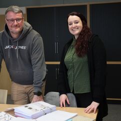 Bauamtsleiter Sebastian Beel und Caroline Fuß (Foto: Gemeinde Krailling)