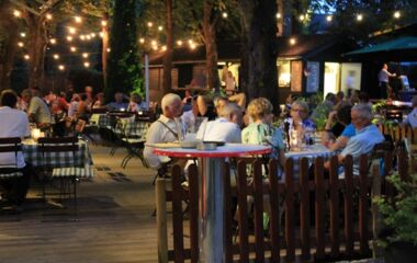 die Terrasse der Krailling Brauerei - bei schönem Wetter immer gut besucht. Sie sollten reservieren.