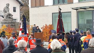 Bürgermeisterin Dr. Brigitte Kössinger bei ihrer Rede am Kriegerdenkmal (Foto: Unser Würmtal / Thomas Canali)