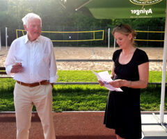 TV-Präsidentin Dr. Stephanie Mehnert und Werner Berg bei der Laudatio zur zweithöchste Auszeichnung des BLSV (Foto: TV Planegg-Krailling)