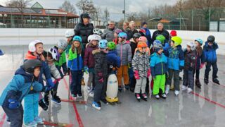 Eröffnungsgruppenfote mit den Kindern vom Hort - in der letzten Reihe die Gemeinderäte die sich für das Eiswunder eingesetzt hatten (Foto: Unser Würmtal)