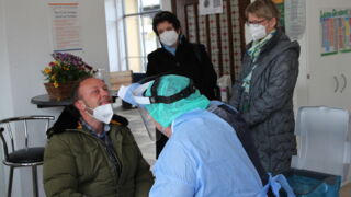 v.l.: Erster Klient im Schnelltestzentrum Gauting war Gemeinderat Harald Ruhbaum, der das Testzentrum mitinitiierte. Dahinter stehend Bürgermeisterin Brigitte Kössinger und Dr. Sandra Sukopp (Foto: Ulrike)