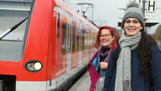 Andrea Schulte-Krauss (li.) und Victoria Broßart an der S-Bahnhaltestelle Weßling (Foto: Die GRÜNEN)