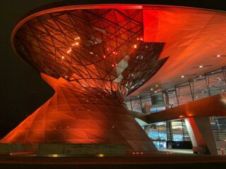 2021 wurden die Allianz-Arena,  die BMW-Welt und viele weitere öffentliche und städtische Gebäude orange beleuchtet. (Foto: Ulrike Seiffert / Unser Würmtal)