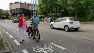 Gautings Erste Bürgermeisterin Dr. Brigitte Kössinger hat im Juli 2020 den Fahrradschutzstreifen auf der Bahnhofstraße offiziell eröffnet.  (Foto: Gemeinde Gauting)