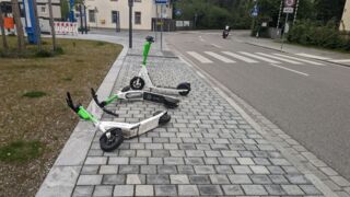 "abgestellte" E-Scooter in Krailling an der Pentenrieder Straße zwischen Zebrastreifen und Bushaltestelle (Foto: Unser Würmtal)