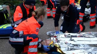 Erstversorgung: Stabilisieren für den Transport ins Krankenhaus (Foto: Sebastian Krone / Malteser)