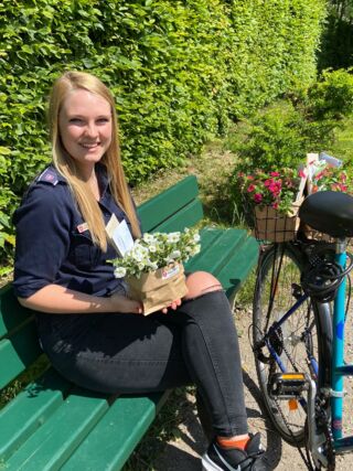 Kurze Rast für Andrea von der Malteser Jugend auf der Radlfahrt zu den Münchner Senioren. (Foto: Malteser Jugend)