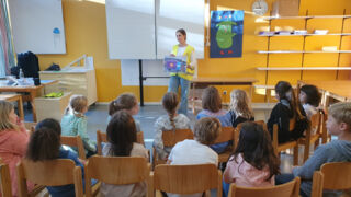 Anna vom Team Blicki erläutert den Kindern der Klasse 2a, wie sie am besten eine Straße überqueren (Foto: Unser Würmtal)