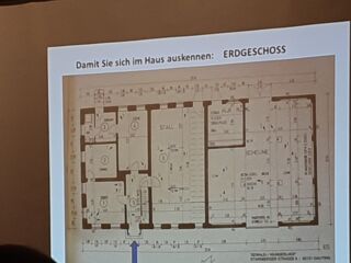 Zwei Architekten der GFAG hatten vor dem Abriss Gelegenheit, den Zustand zu dokumentieren und das Gebäude zu vermessen. Von links nach rechts sind Wohnbereich, Stall und Scheune zu erkennen. (Foto: Unser Würmtal)