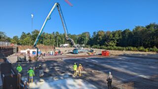 Am Donnerstagmorgen ging es los: 600 Kubikmeter Beton mussten verarbeitet werden (Foto: Jürgen Haubeil / Unser Würmtal)