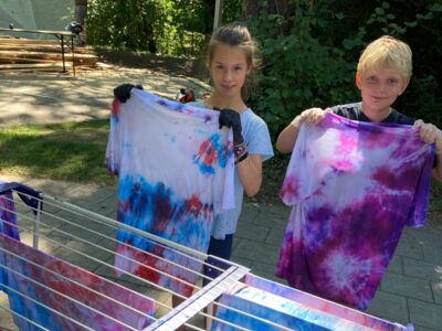 Batikshirts hängen zum Trocknen in der Sonne (Foto: KJR ML)