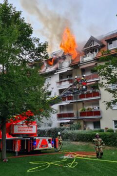 Schnellstmöglich wurde die Gräfelfinger Drehleiter zur Personenrettung in Stellung gebracht.  (Foto: Feuerwehr Gräfelfing)