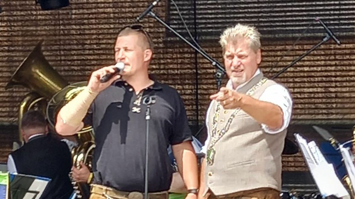 Bürgermeister Harald Zipfel und Organisator Felix Lechner eröffnen das Fest