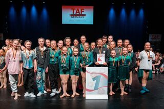 Siegerehrung große Gruppe Akrobatik. 1. Platz bei der deutschen Meisterschaft und Qualifikation zur Weltmeisterschaft (Foto: Move it Dance Academy)