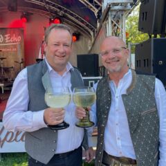 von links: Bürgermeister Peter Köstler und Organisator Jan Konarski stießen auf ein fröhliches, freidliches und erfolgreiches Weinfest an (Foto: Gemeinde Gräfelfing)