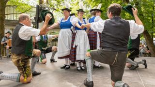 Brachten Brauchtum aus dem Landkreis auf die DAHOAM-Bühne am Mariahilfplatz: die Plattlergruppe des Trachtenvereines d’Hachingtaler Unterhaching (Foto: Landkreis München)