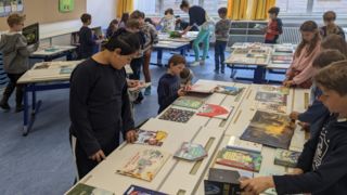 Die Ausstellung mit ausgewählten Büchern in der Grundschule kommt bei den Kindern gut an (Foto: Grundschule Neuried)