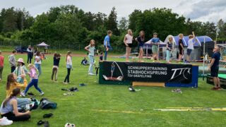 Ausprobieren für die Kinder mit Lars Börgeling - ganz rechts im Bild (Foto: TSV Gräfelfing)