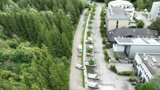 Blick auf Lise-Meitner-Straße und das angrenzende Antennenfeld (Foto: Unser Würmtal)