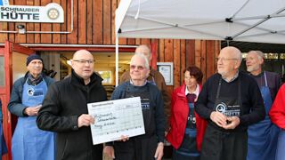 Ein 500-Euro-Scheck von der Gemeinde für die Schrauberhütte (v.l.) Bürgermeister Hermann Nafziger übergab das Jubiläumsgeschenk an Volker Haberland und Klaus Hermann (Foto: Ulrike Seiffert / Unser Würmtal)