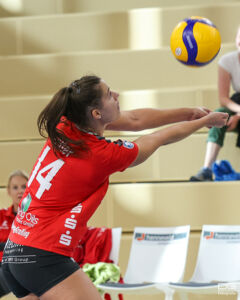 Janna Feller (14) bringt den Ball unter Kontrolle (Foto: TVPK)