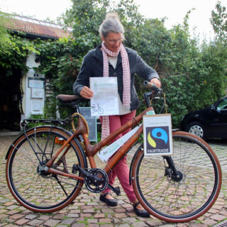 Christiane Lüst mit Bambus-Fahrrad