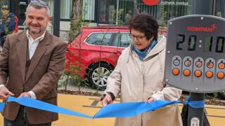 Bürgermeisterin Kössinger und Volker Rasp von der Städtebauförderung eröffenen den Sportpark (Foto: Unser Würmtal)