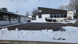 Zwischen Fahrzeughalle (links) und Gerätehaus soll der Anbau mit Dienstwohnungen entstehen (Foto: Unser Würmtal)