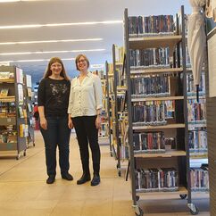 Bibliotheksleiterin Diana Widmann mit Anneke Fuchs (Foto: Gemeinde Krailling)