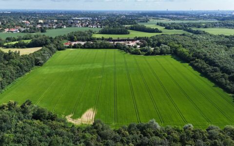 Im Hintergrund Kompostieranlage Glück und Planegg