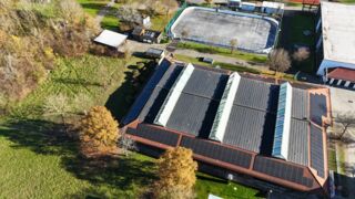 Im Vordergrund die Turnhalle mit der Photovoltaik-Anlage auf den Vordächern (Foto: Unser Würmtal)