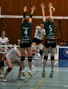 Anna Rosenow (li) und Janina Kroll (re) beim Block gegen die Angreiferinnen aus Grimma (Foto: Lothar Forstmair)