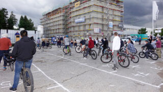 Die Veranstaltungsteilnehmer kamen Großteils direkt mit Ihrem Bike. Die Veranstalter hatten dafür bereits eine Corona-konforme Platzaufteilung vorbereitet. (Foto: Birgit Doll / Gemeinde Gräfelfing)