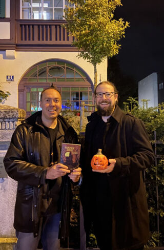 Programmleiter Markus Fackler (l.) mit Kollege Georg Hodolitsch vor dem ehemaligen Wohnhaus des Schauspielers und Stummfilmstars Fritz Rasp in Gräfelfing. (Foto: Scream Time Publishing)