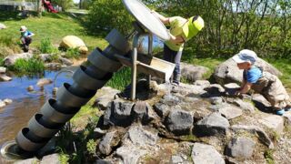 Mittels Wasserschraube kann Wasser gefördert werden (Foto; www.ichspringimdreieck.de)