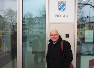 Planeggs Bürgermeister Hermann Nafziger nach dem Notartermin am 27.02.2023 (Foto: Gemeinde Planegg)