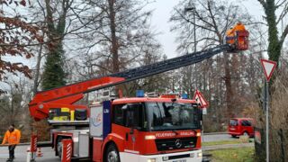 Die Feuerwehr Krailling hilft bei der Befestigung des Spezialseils für die Eichhörnchen (Foto: Gemeinde Krailling)