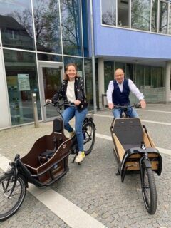 Die Mobilitätsbeauftragte der Gemeinde Plaengg, Martina Argyrakis und Bürgermeister Hermann Nafziger testen die Lastenräder (Foto: Gemeinde Planegg)