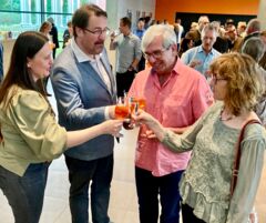 v.l.: Zweite Bürgermeisterin Judith Grimme, Künstler André Hartmann, Sprecher der Vereine in Planegg und Krailling Klaus Waldbart und Christine Seisenberger (verantwortliche Organisatorin aus dem Rathaus) (Foto: U. Seiffert/Unser Würmtal)